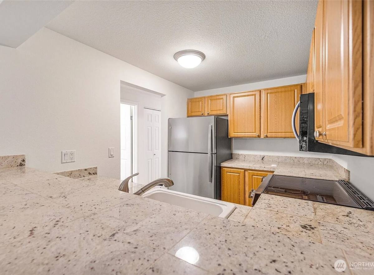 Apartment for rent at 10026 NE 127th Place, Kirkland, WA 98034