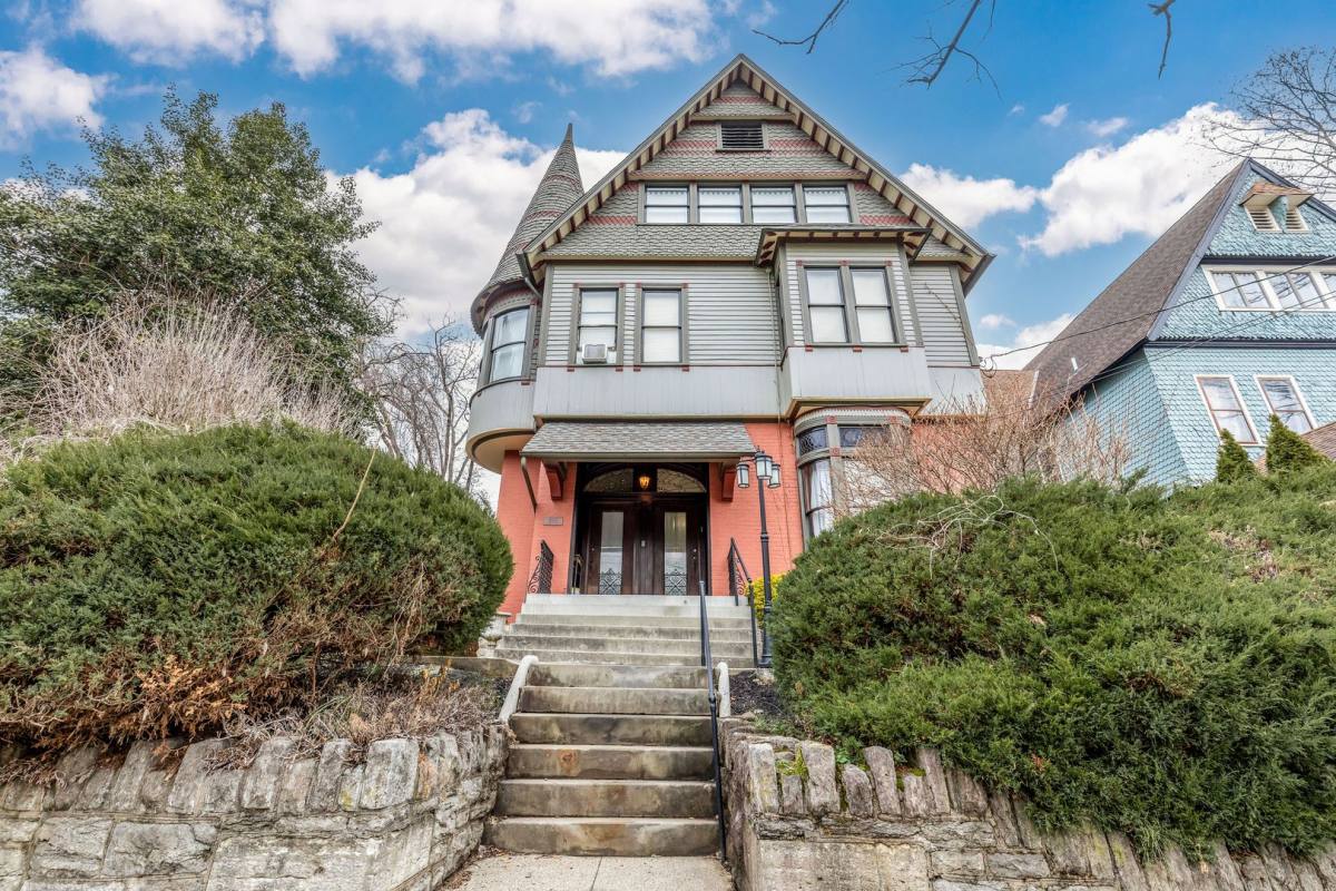 Apartment for rent at 634 Greenup St, Covington, KY 41011
