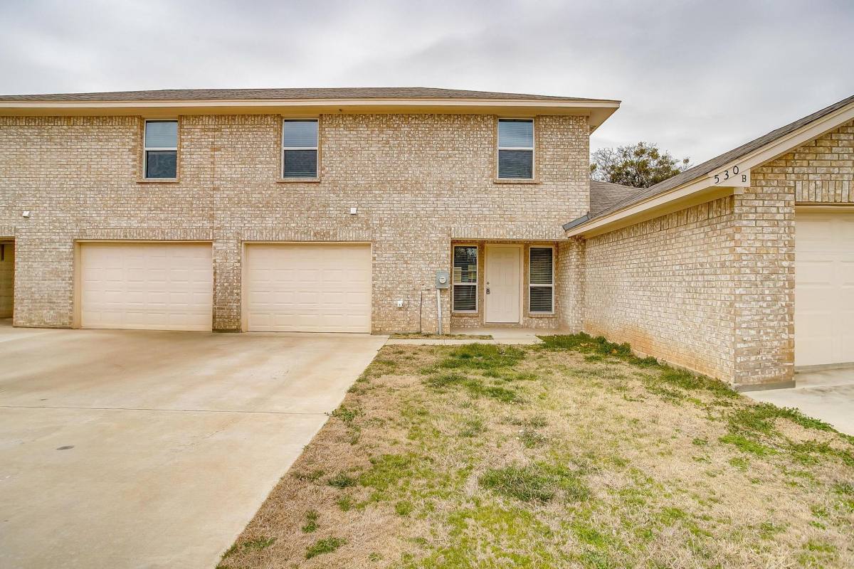 Apartment for rent at 1606 A Granbury Rd, Cleburne, TX 76033