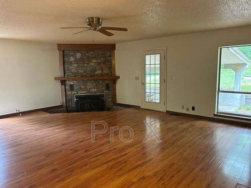 House for rent at 21090 Greycliff Rd, Rogers, AR 72756