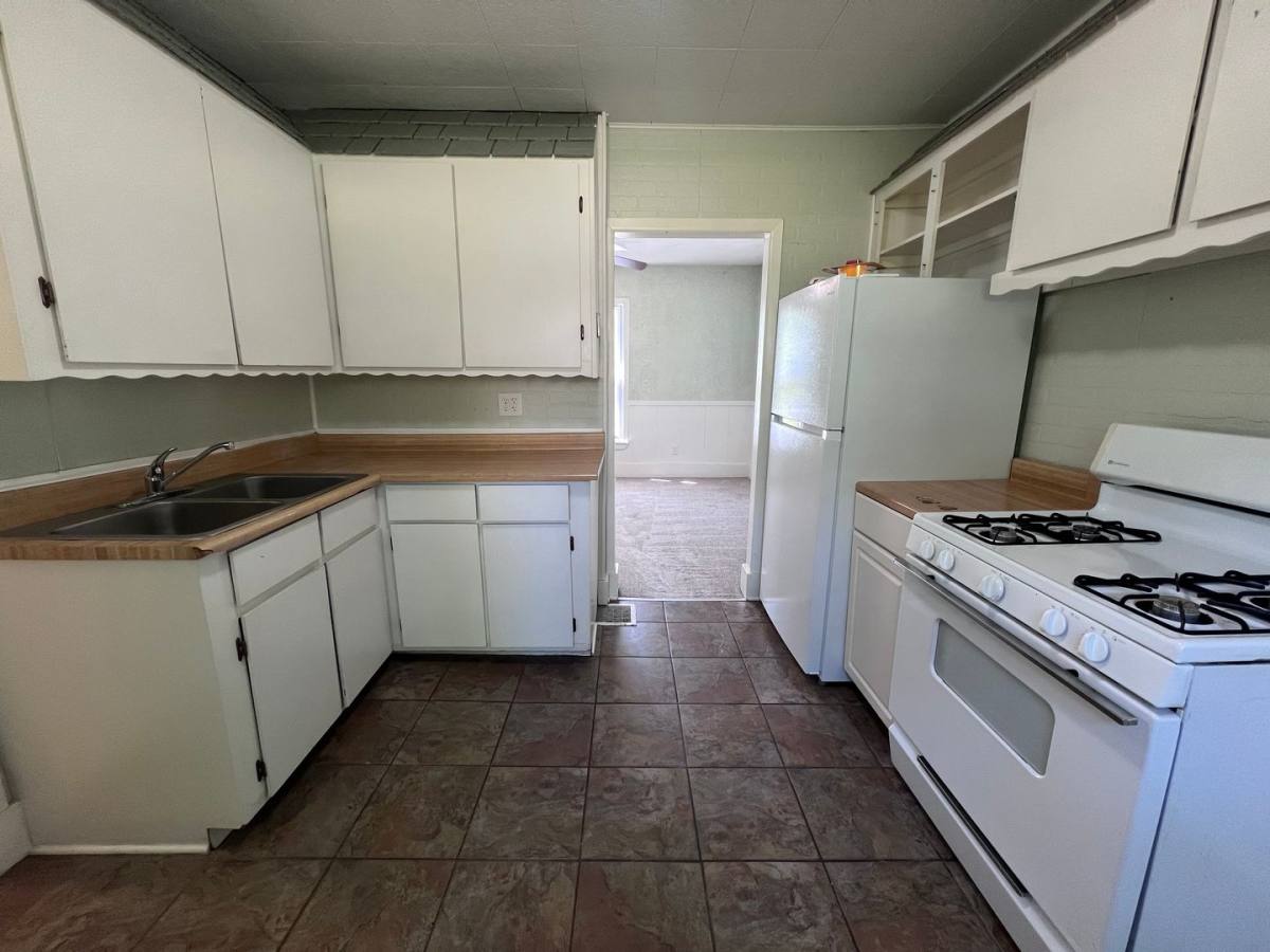 Townhouse for rent at 2037 Paris Ave NE, Grand Rapids, MI 49505
