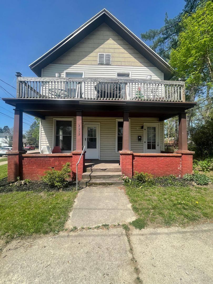 Townhouse for rent at 2037 Paris Ave NE, Grand Rapids, MI 49505