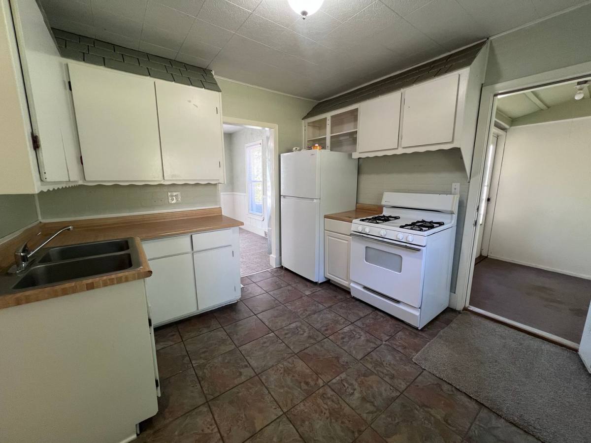 Townhouse for rent at 2037 Paris Ave NE, Grand Rapids, MI 49505