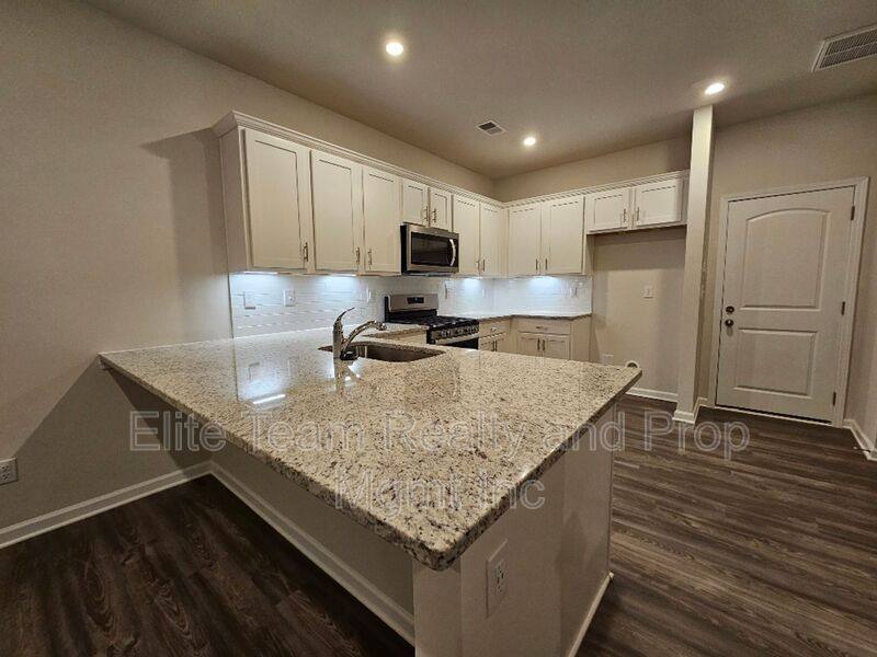 Townhouse for rent at 5416 Kinsbridge Dr, Charlotte, NC 28227