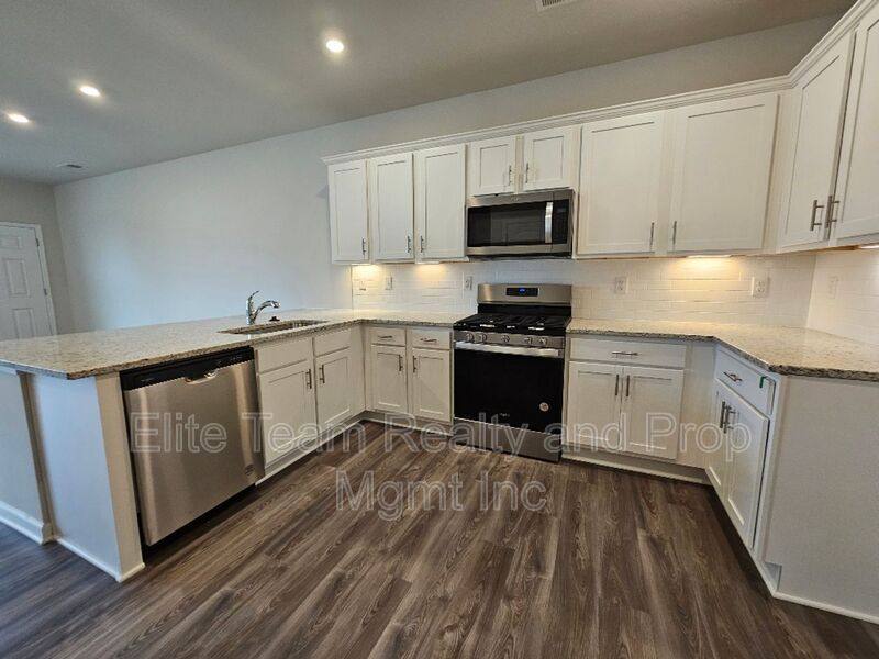 Townhouse for rent at 5416 Kinsbridge Dr, Charlotte, NC 28227