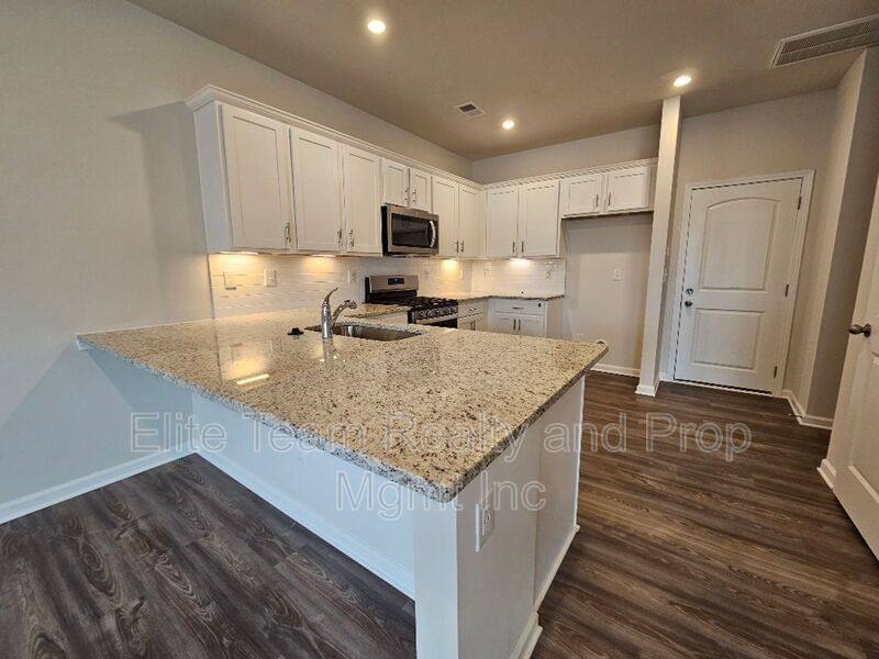 Townhouse for rent at 5416 Kinsbridge Dr, Charlotte, NC 28227