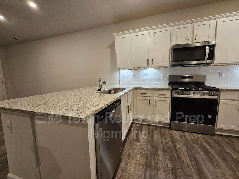Townhouse for rent at 5416 Kinsbridge Dr, Charlotte, NC 28227