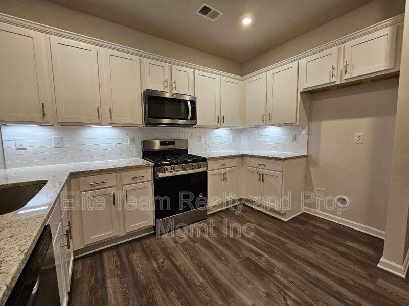 Townhouse for rent at 5416 Kinsbridge Dr, Charlotte, NC 28227