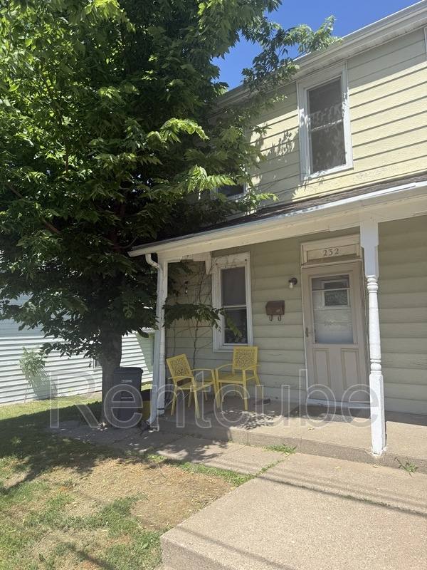 Townhouse for rent at 232 Cardiff St, Dubuque, IA 52001