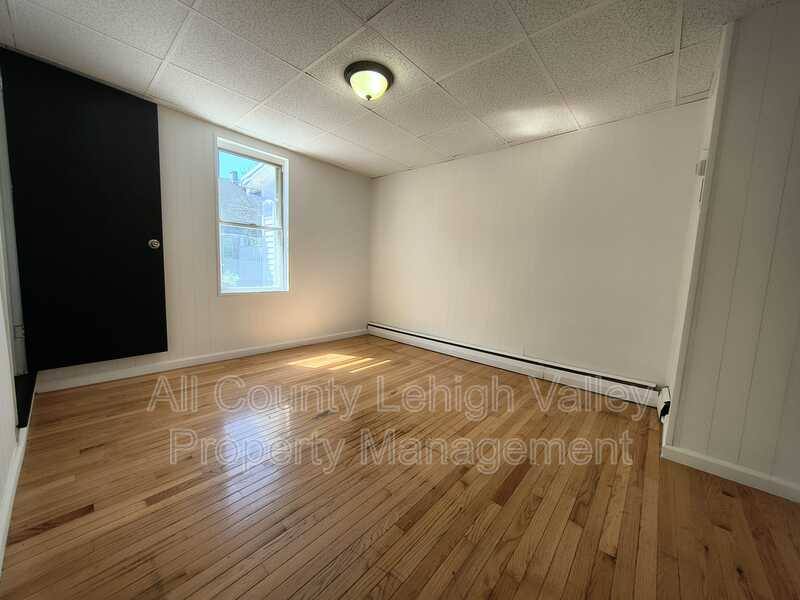 House for rent at 546 Thomas St, Bethlehem, PA 18015