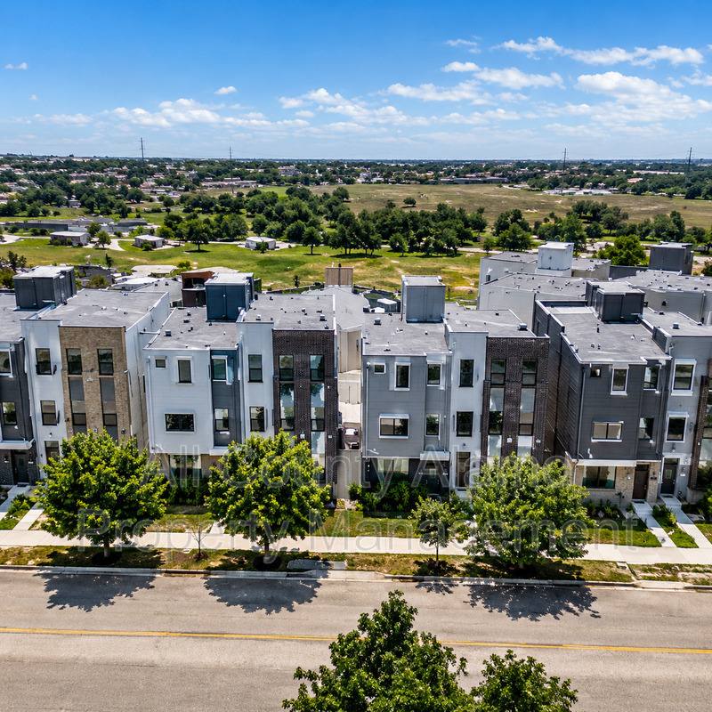 Townhouse for rent at 7930 Kennedy Hill, San Antonio, TX 78235