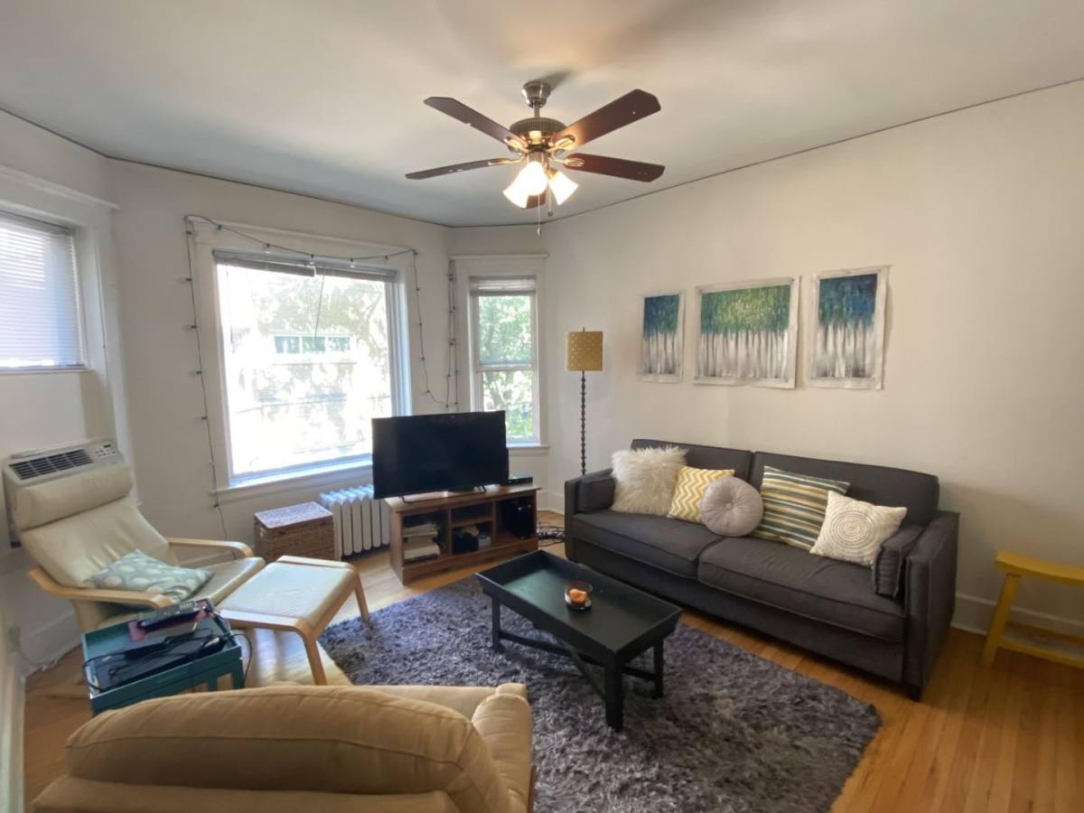 Apartment for rent at 915 W Cornelia Ave, Chicago, IL 60657