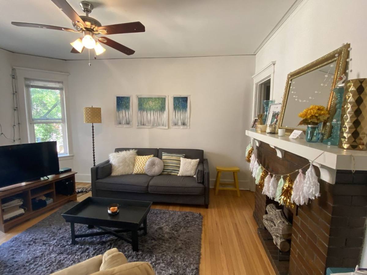 Apartment for rent at 915 W Cornelia Ave, Chicago, IL 60657