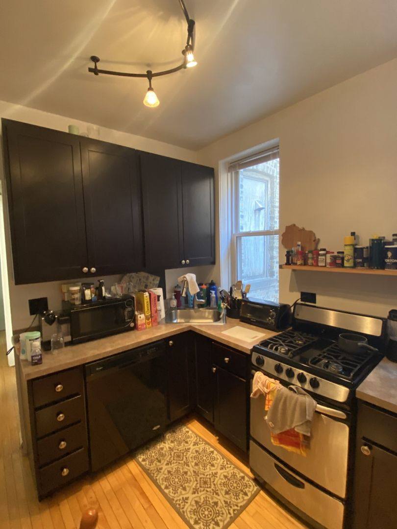 Apartment for rent at 915 W Cornelia Ave, Chicago, IL 60657