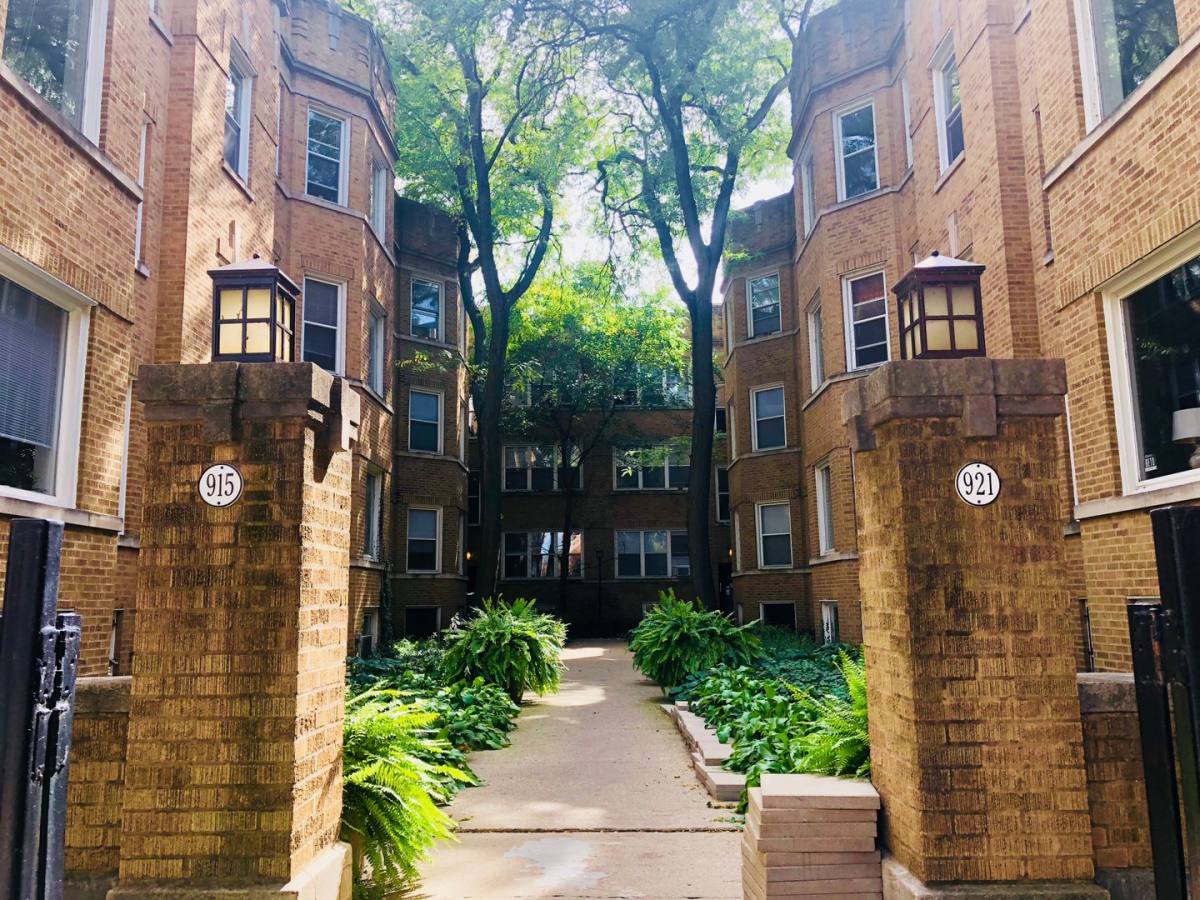 Apartment for rent at 915 W Cornelia Ave, Chicago, IL 60657