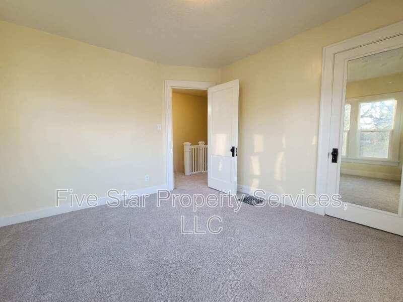 Apartment for rent at 514 E Oak St, Springfield, IL 62703