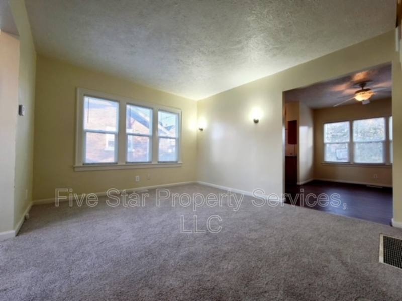 Apartment for rent at 514 E Oak St, Springfield, IL 62703