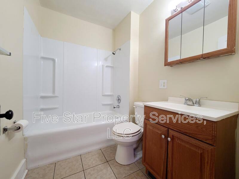 Apartment for rent at 514 E Oak St, Springfield, IL 62703