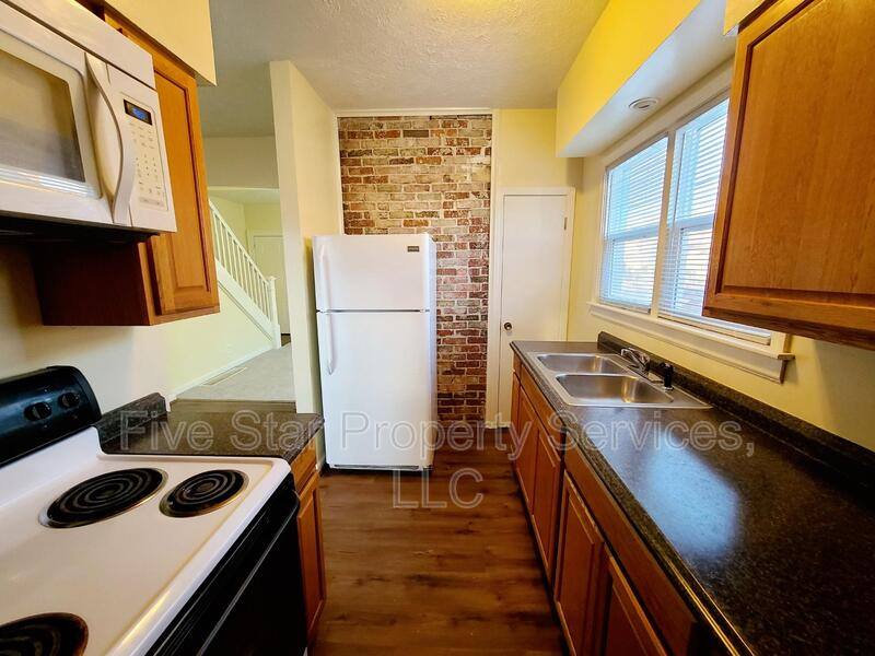 Apartment for rent at 514 E Oak St, Springfield, IL 62703