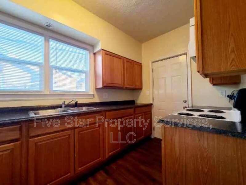 Apartment for rent at 514 E Oak St, Springfield, IL 62703
