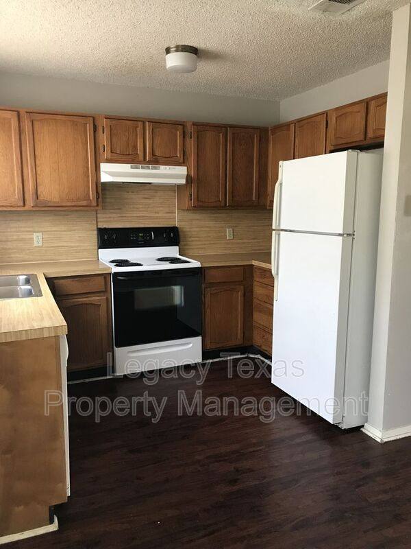 Townhouse for rent at 1401 Courtney Place #C, Cleburne, TX 76033