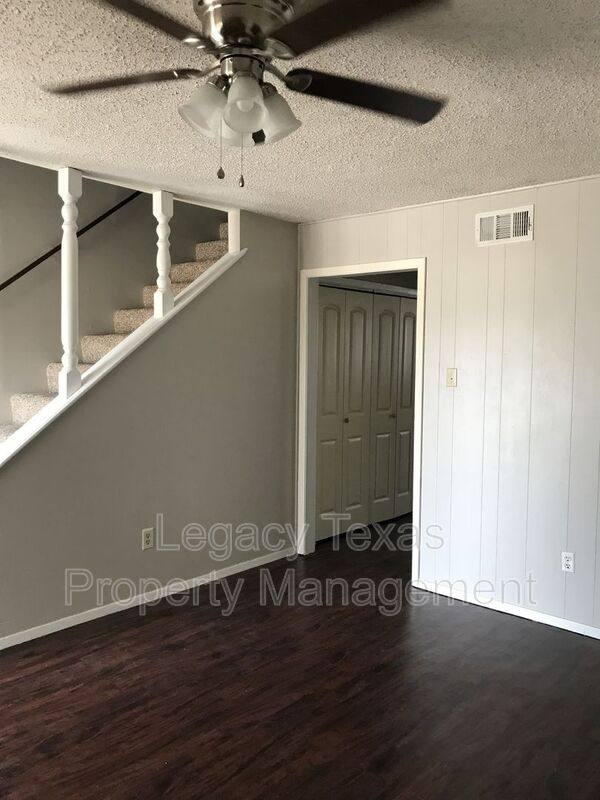 Townhouse for rent at 1401 Courtney Place #C, Cleburne, TX 76033
