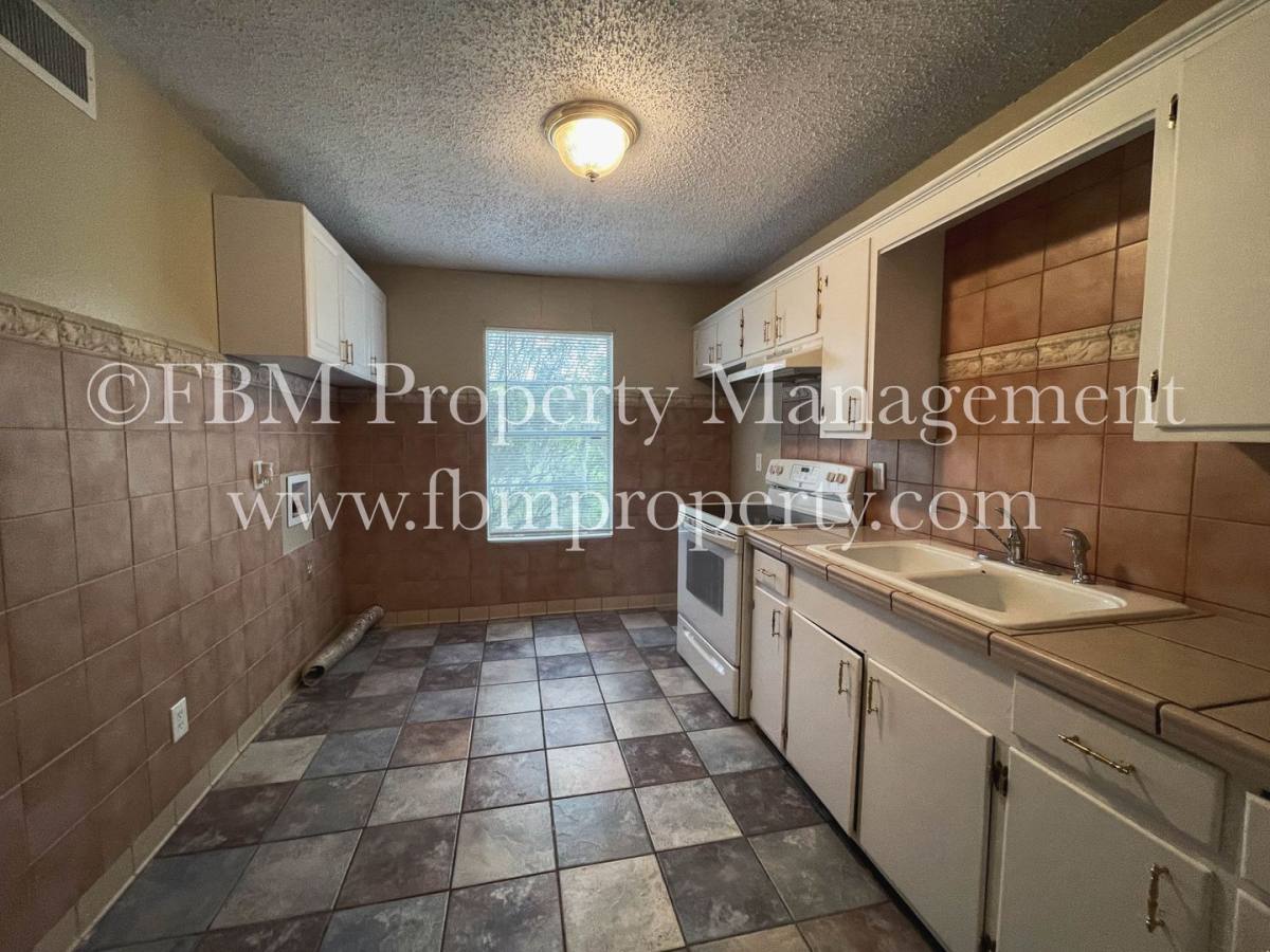 Condo for rent at 2608 W Sycamore Ave, Corsicana, TX 75110