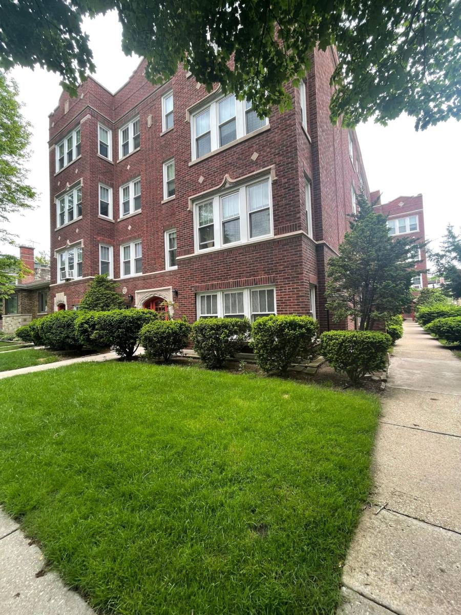 Apartment for rent at 2708 W Fitch Ave, Chicago, IL 60645