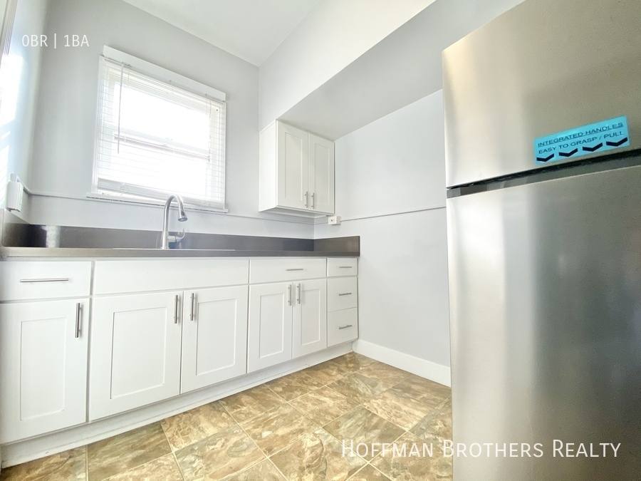 Apartment for rent at 1133 S Westmoreland Ave #1, Los Angeles, CA 90006