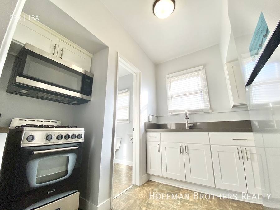 Apartment for rent at 1133 S Westmoreland Ave #1, Los Angeles, CA 90006