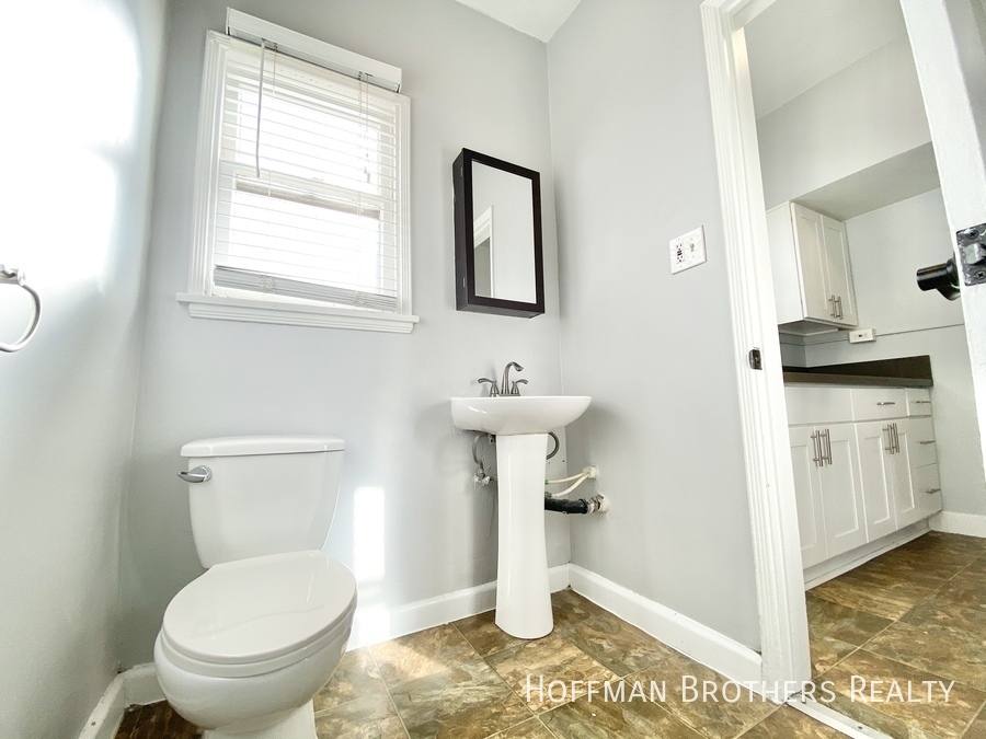 Apartment for rent at 1133 S Westmoreland Ave #1, Los Angeles, CA 90006