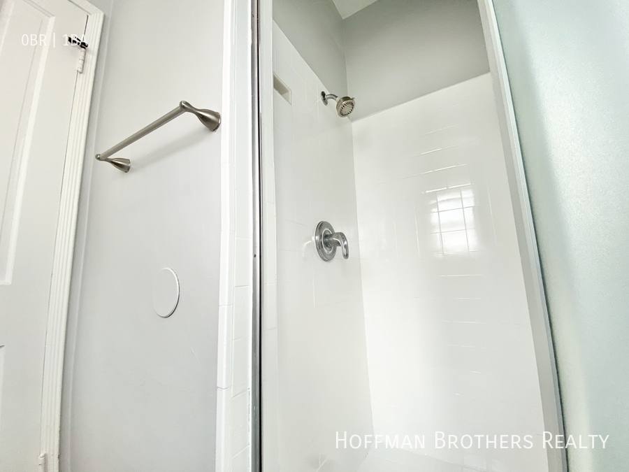 Apartment for rent at 1133 S Westmoreland Ave #1, Los Angeles, CA 90006