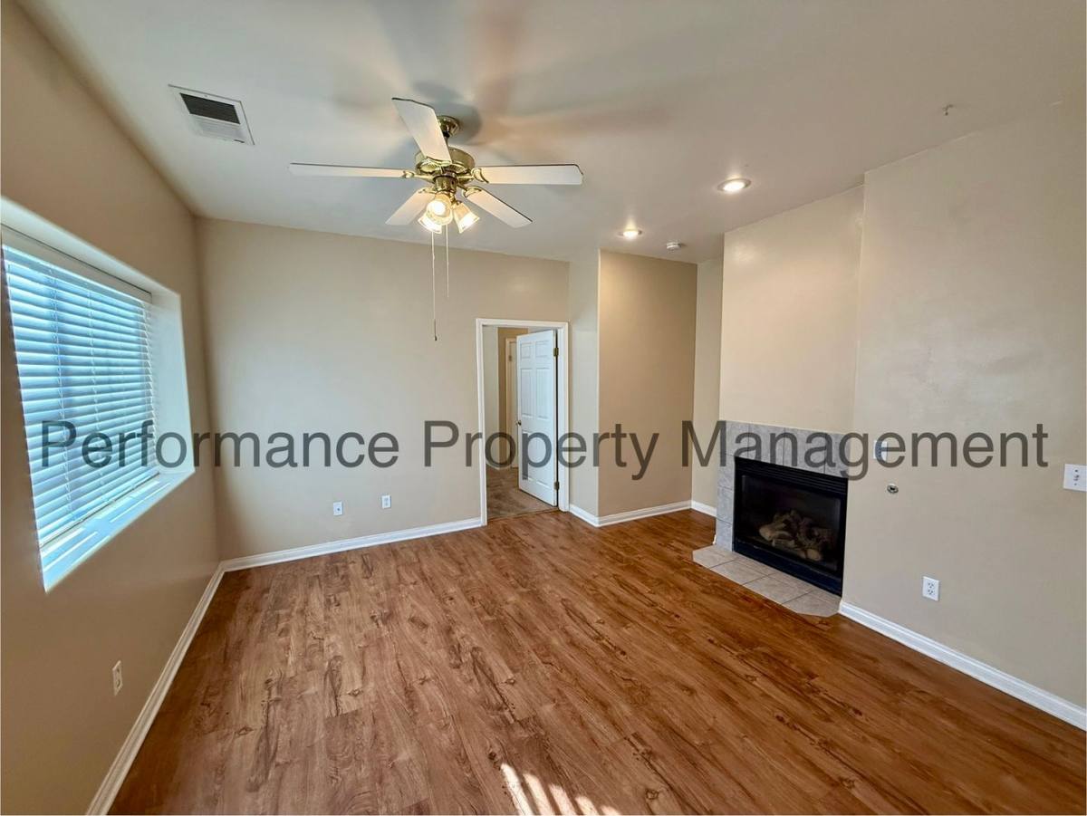 Apartment for rent at 3655 Pine Meadow Dr, Bakersfield, CA 93308