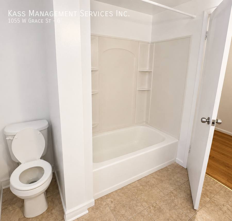 Apartment for rent at 1055 W Grace St, Chicago, IL 60613