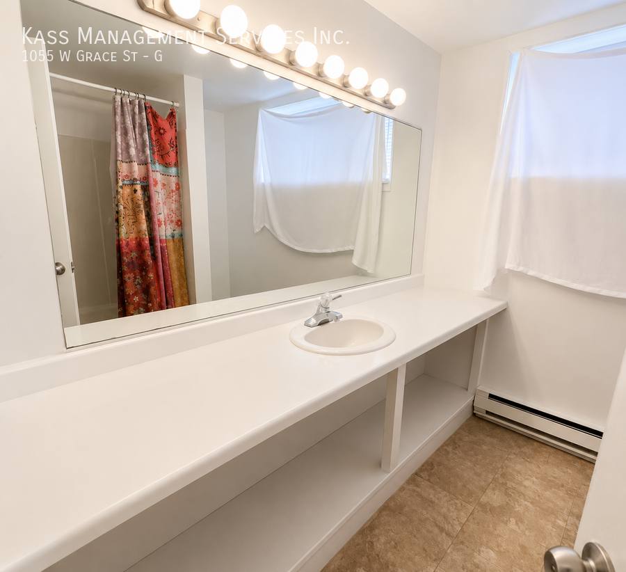 Apartment for rent at 1055 W Grace St, Chicago, IL 60613