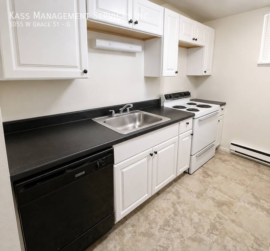 Apartment for rent at 1055 W Grace St, Chicago, IL 60613