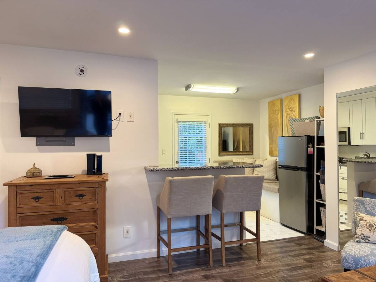 Apartment for rent at 2622 28th St, Santa Monica, CA 90405