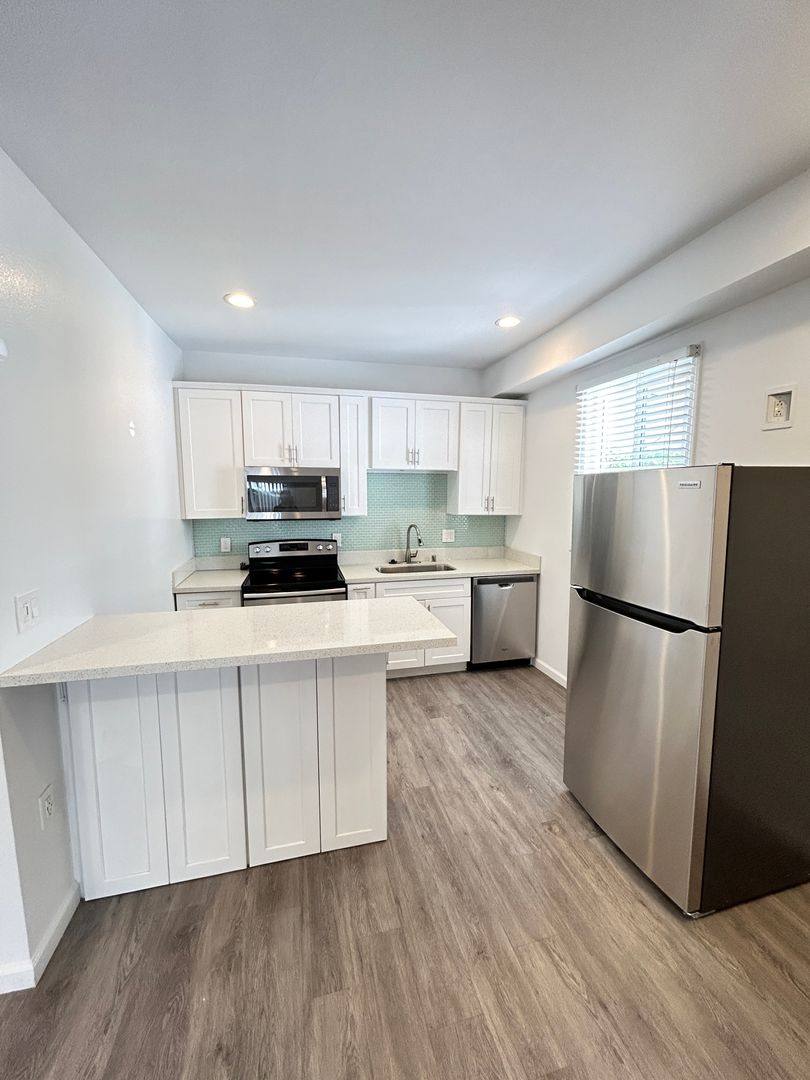 Apartment for rent at 2622 28th St, Santa Monica, CA 90405