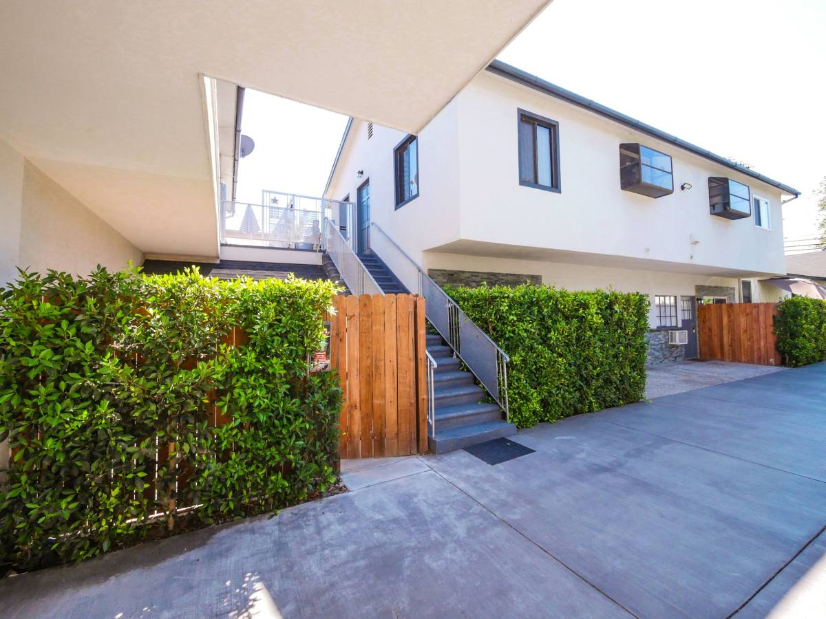 Apartment for rent at 2622 28th St, Santa Monica, CA 90405