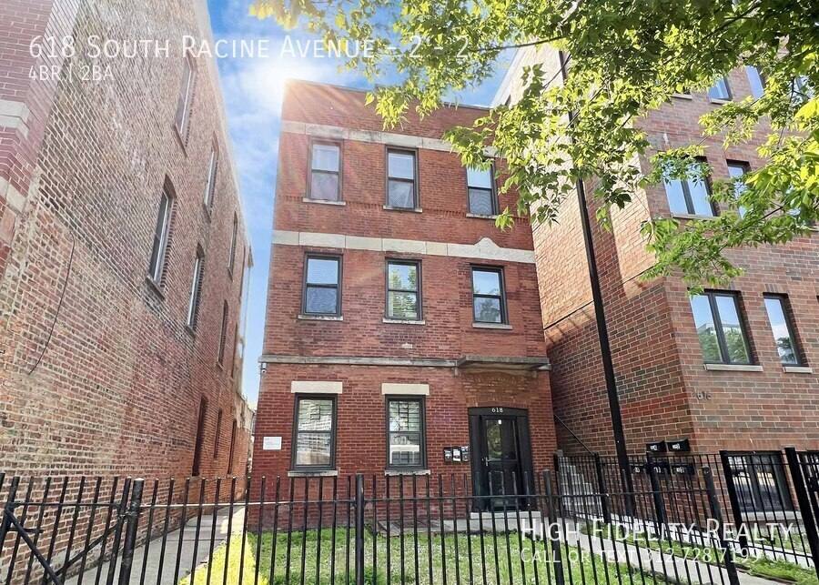 Apartment for rent at 618 S Racine Ave, Chicago, IL 60607