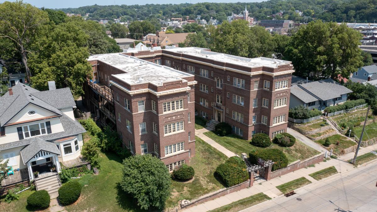 Apartment for rent at 255 Oakland Ave, Council Bluffs, IA 51503