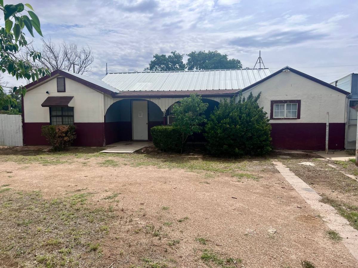 Townhouse for rent at 515 SW 6th St, Seminole, TX 79360