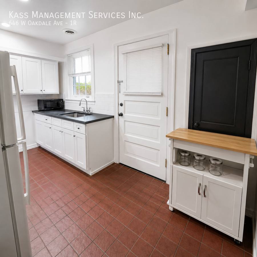 Apartment for rent at 646 W Oakdale Ave #1R, Chicago, IL 60613