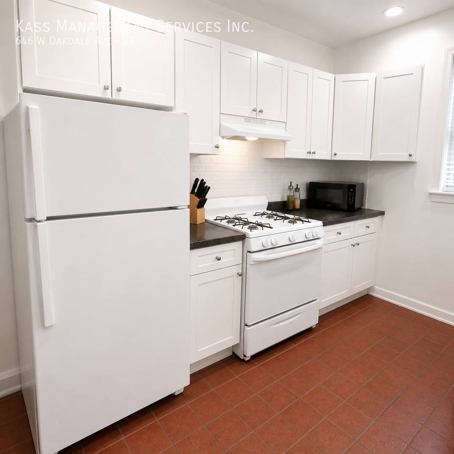 Apartment for rent at 646 W Oakdale Ave #1R, Chicago, IL 60613