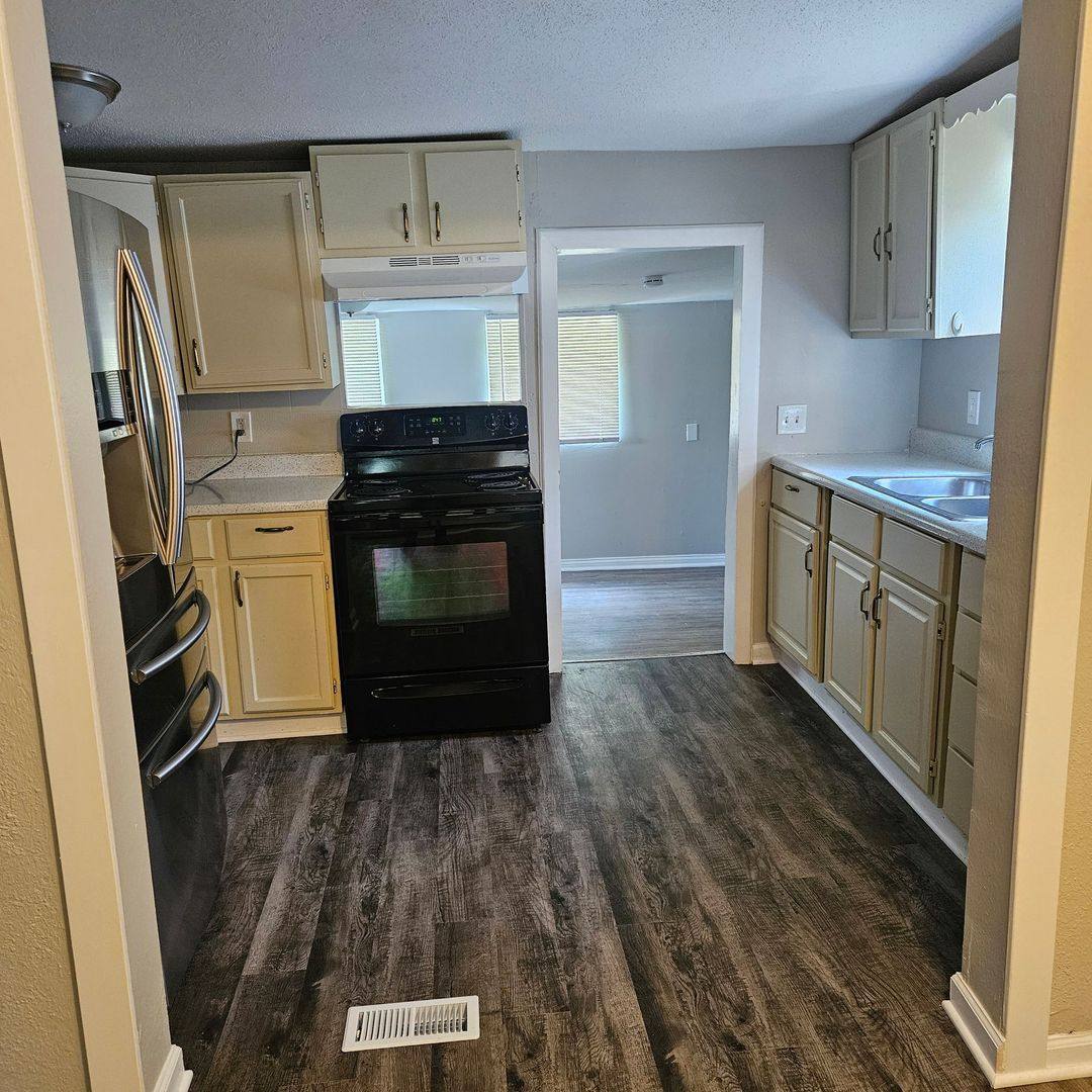 House for rent at 609 N Hocker Ave, Independence, MO 64050