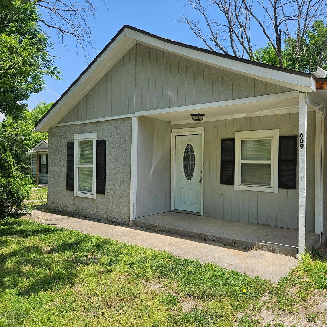 House for rent at 609 N Hocker Ave, Independence, MO 64050
