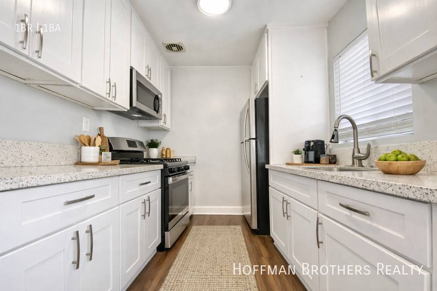 Apartment for rent at 5716 La Mirada Ave #3, Los Angeles, CA 90038