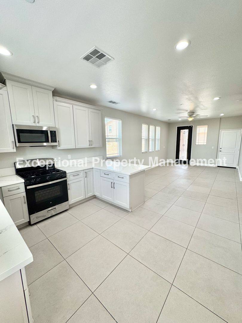 Apartment for rent at 16265 Plum St, Fontana, CA 92336