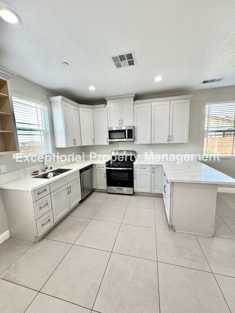 Apartment for rent at 16265 Plum St, Fontana, CA 92336