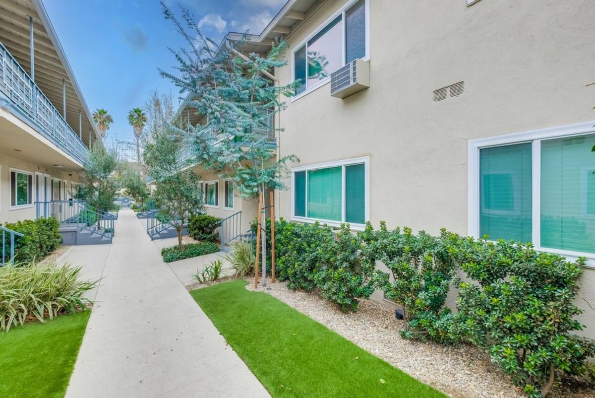 Apartment for rent at 629 - 633 W Hyde Park Blvd, Inglewood, CA 90302